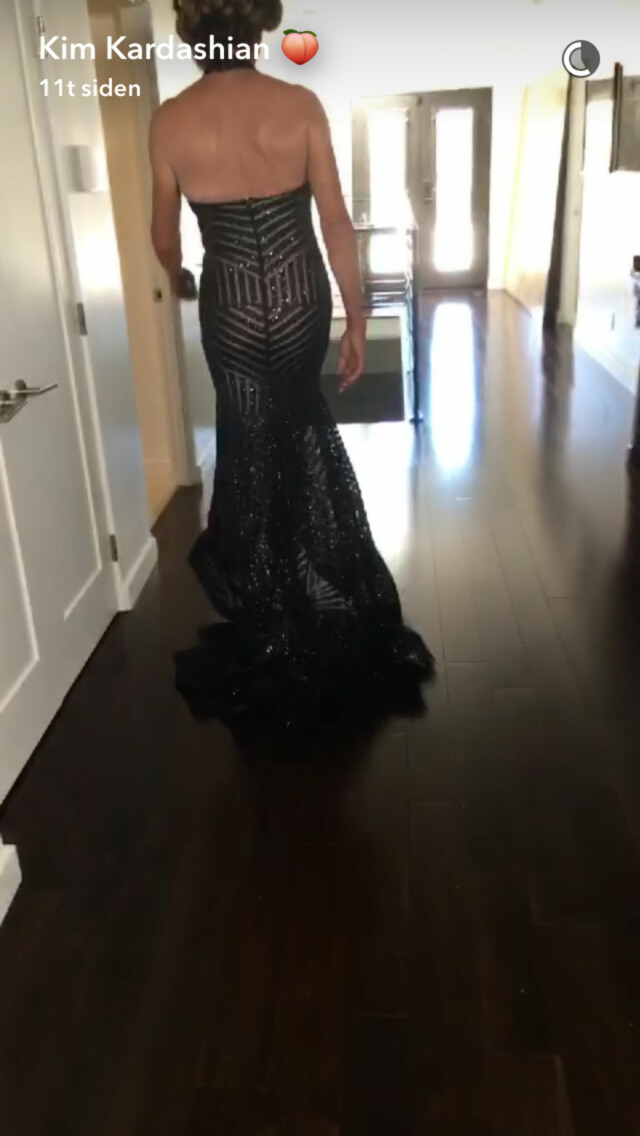 PRØVDE FLERE KJOLER: På sin Snapchat-side viste Kim Kardashian Caitlyn Jenner i aksjon, mens hun prøvde kjoler. Foto: SNAPCHAT PRØVDE FLERE KJOLER: På sin Snapchat-side viste Kim Kardashian Caitlyn Jenner i aksjon, mens hun prøvde kjoler. Foto: SNAPCHAT